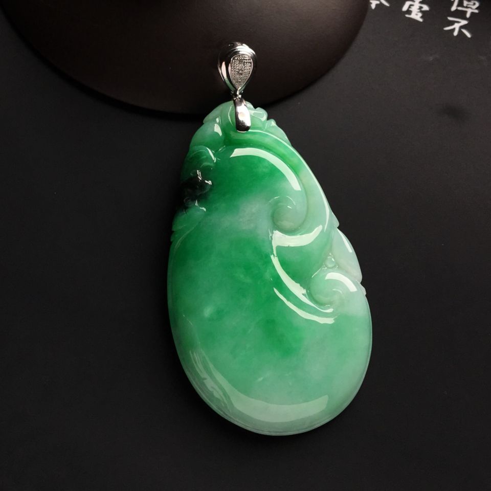 糯冰种飘翠如意挂件