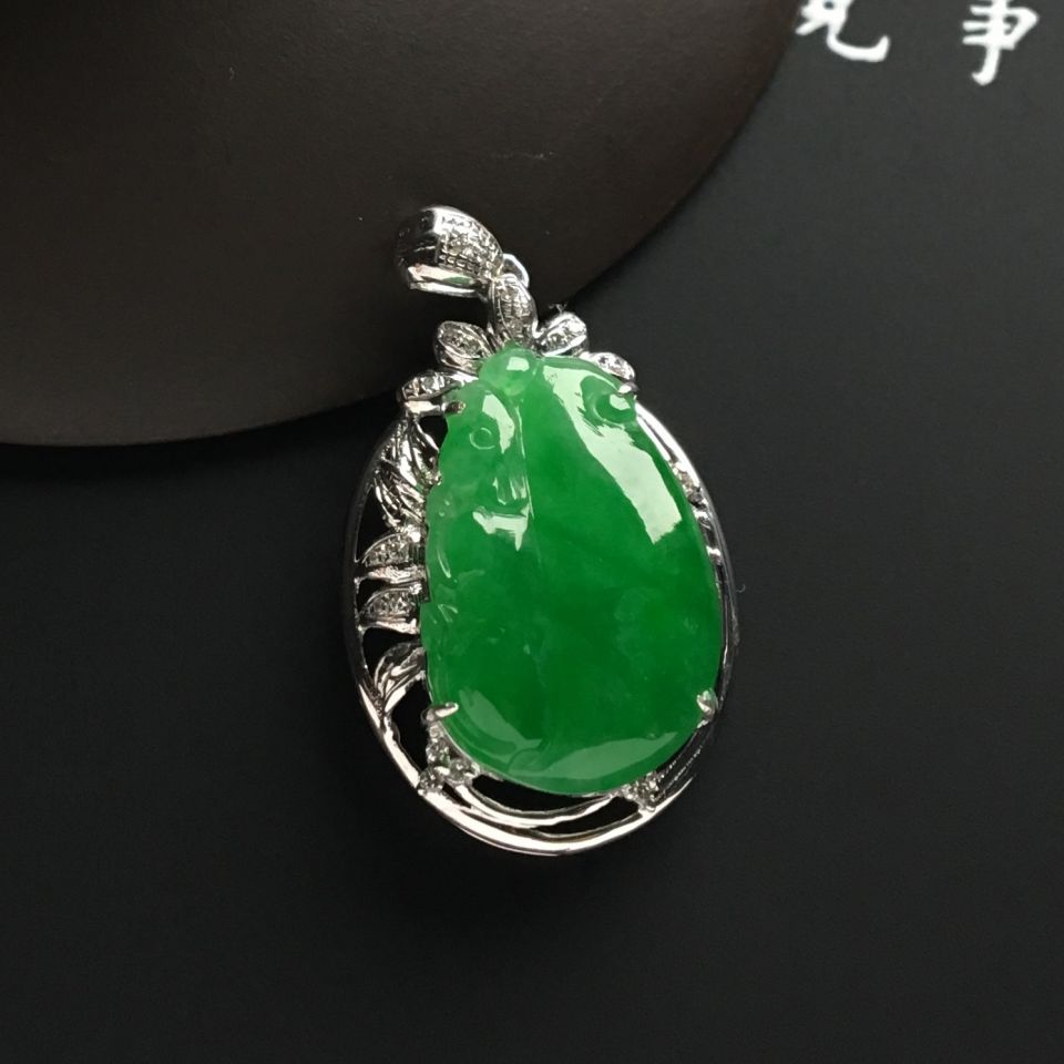 镶白金钻石糯冰种翠色松鼠胸坠