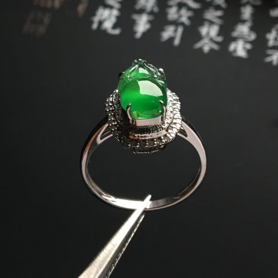 镶白金钻石冰种翠色貔貅戒指