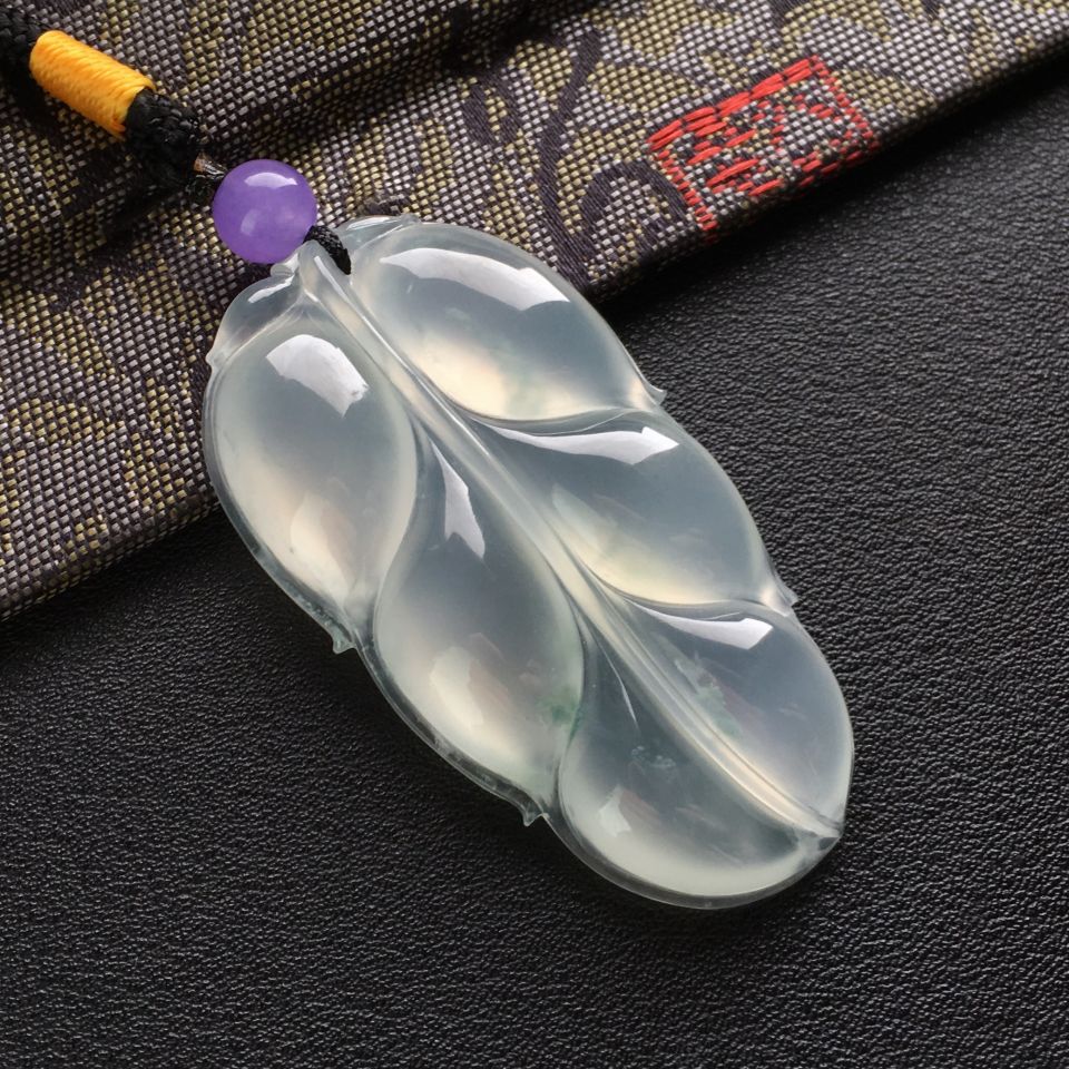冰种飘绿花玉叶挂件