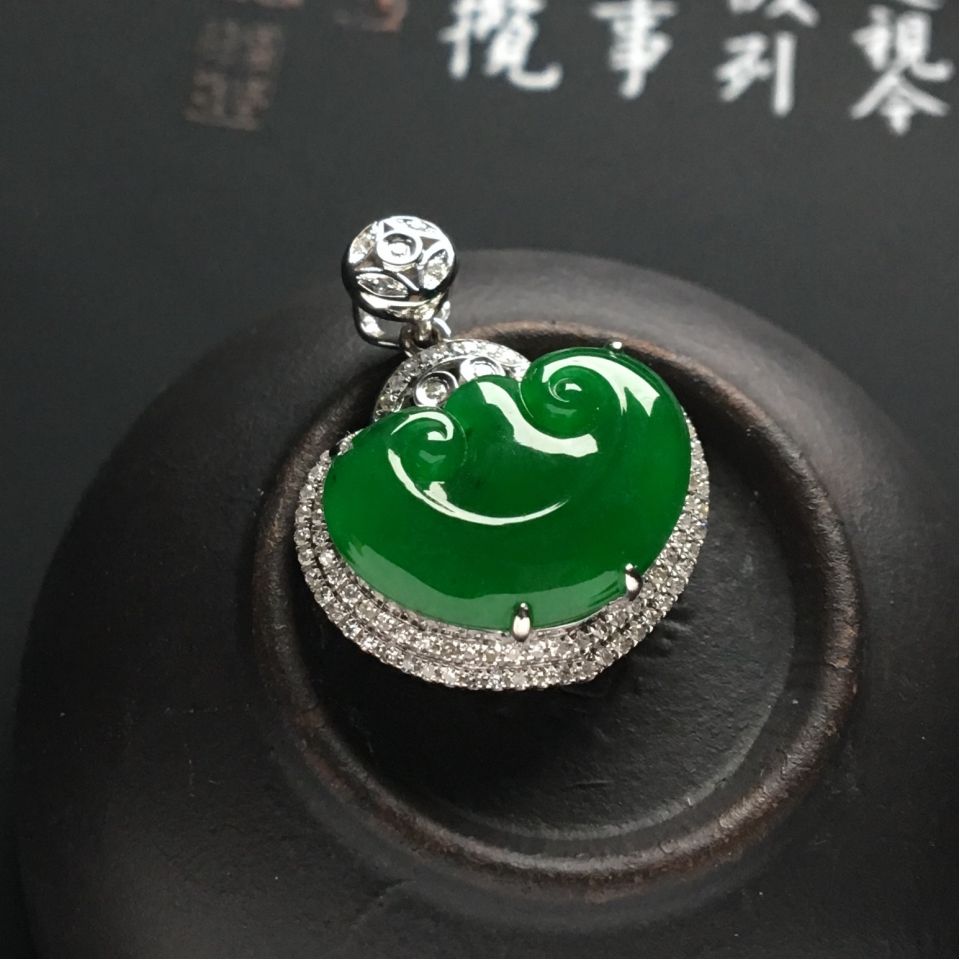 镶白金钻石冰种阳绿如意胸坠
