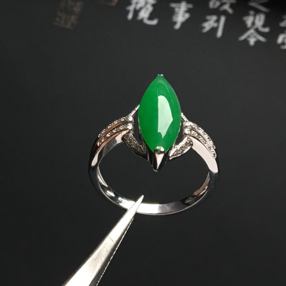 镶白金钻石糯冰种翠色戒指