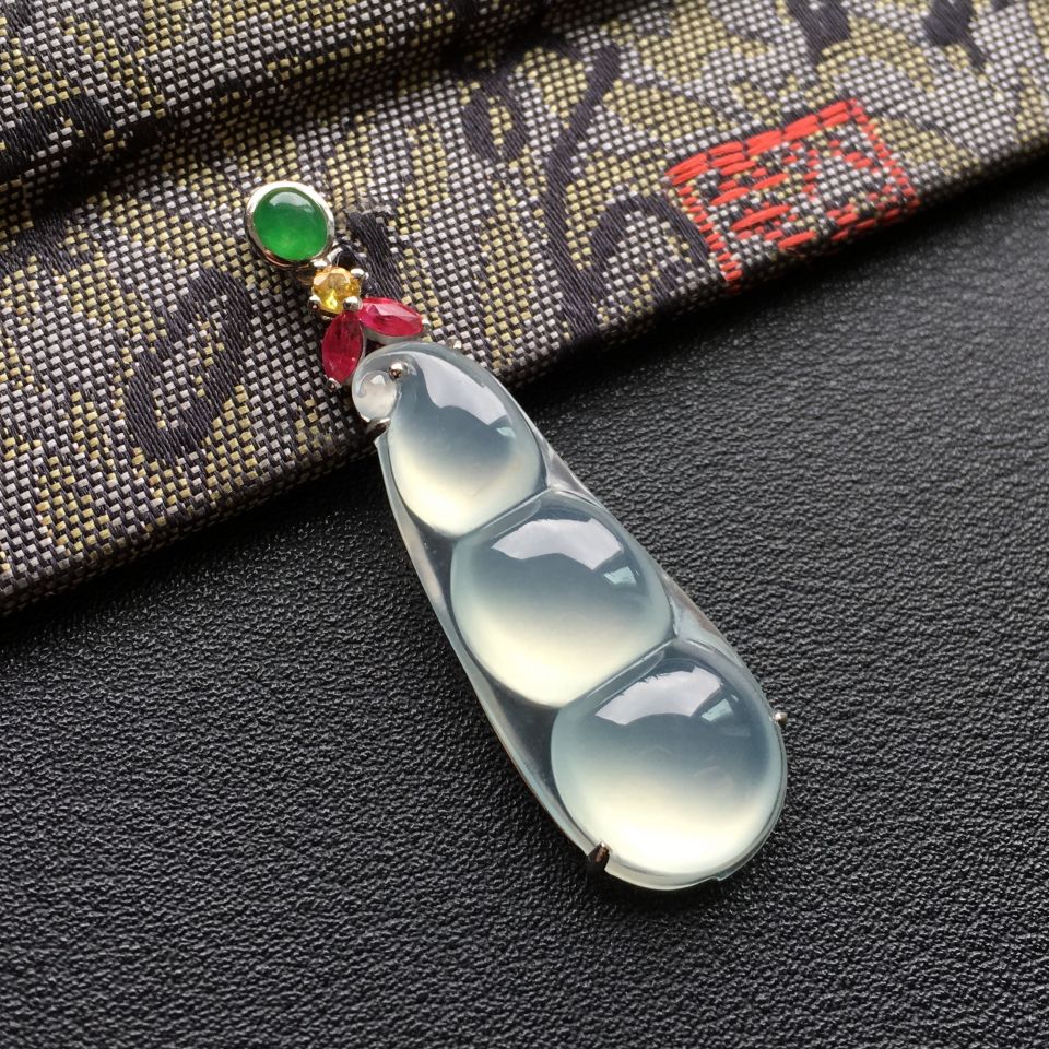 冰种淡晴水镶白金四季豆胸坠