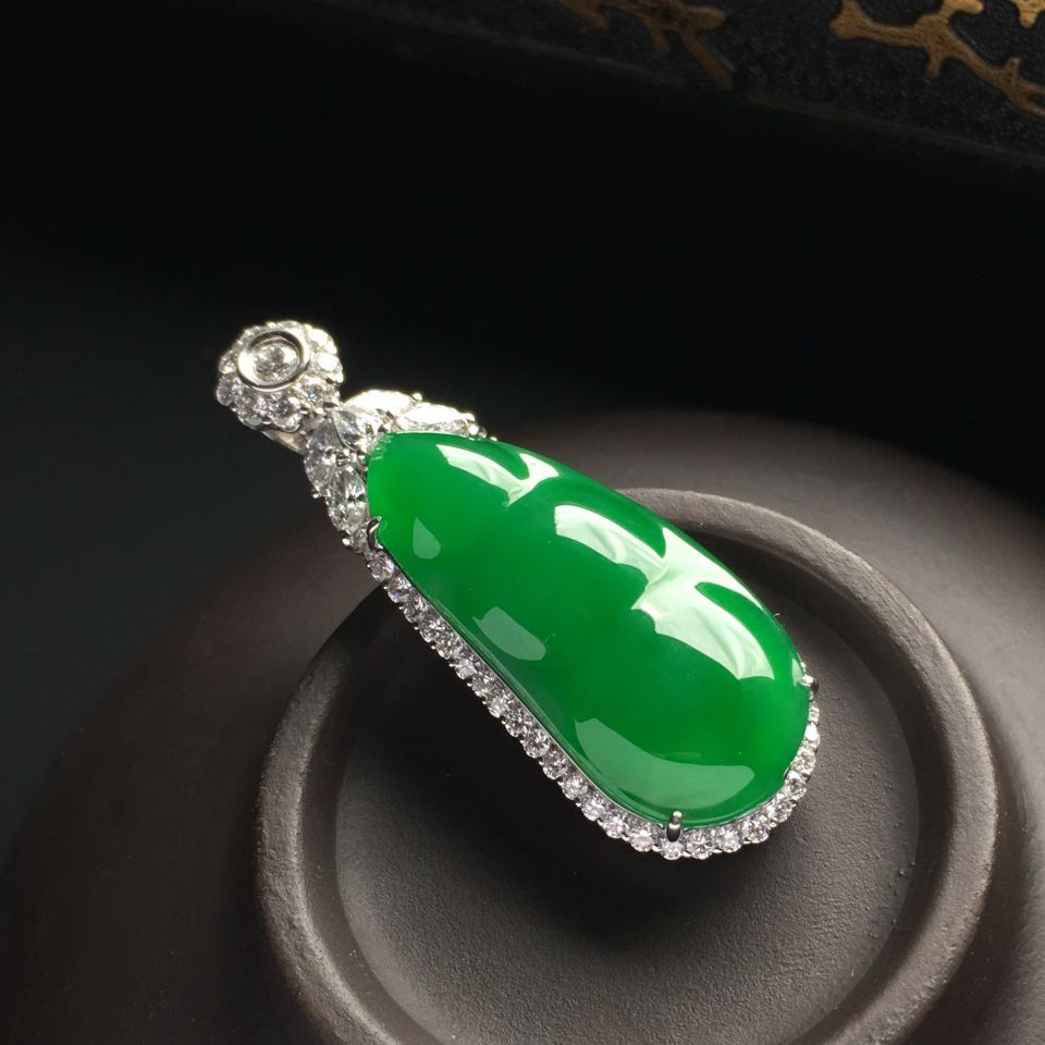 镶白金钻石糯冰种翠色四季豆胸坠