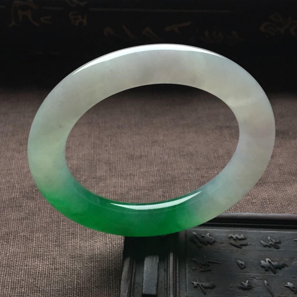 糯冰种飘阳绿圆条手镯（57.8mm）