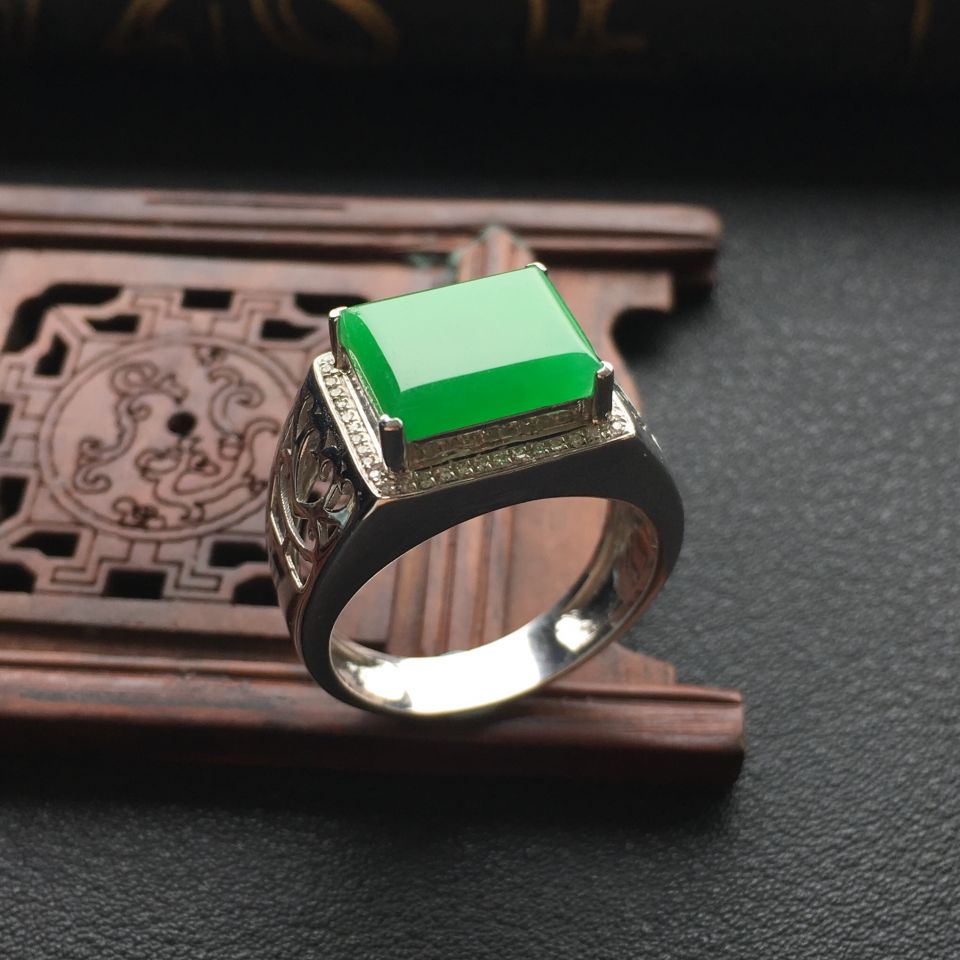 糯冰种翠色镶白金钻石方形戒指