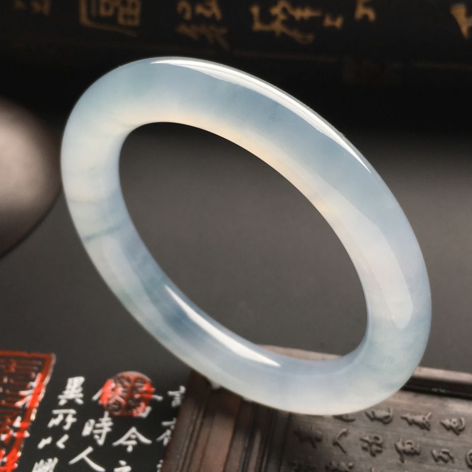 冰种淡晴水略飘花圆条手镯（55.6mm）