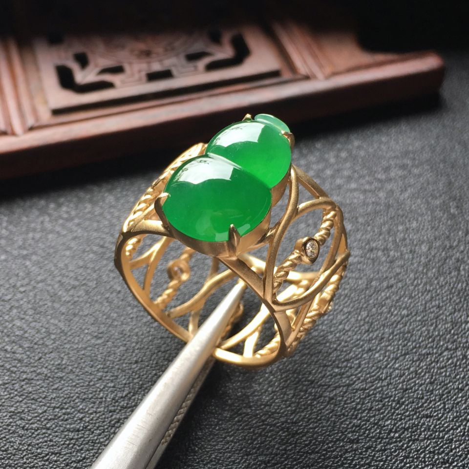 冰种阳绿镶18k金葫芦戒指