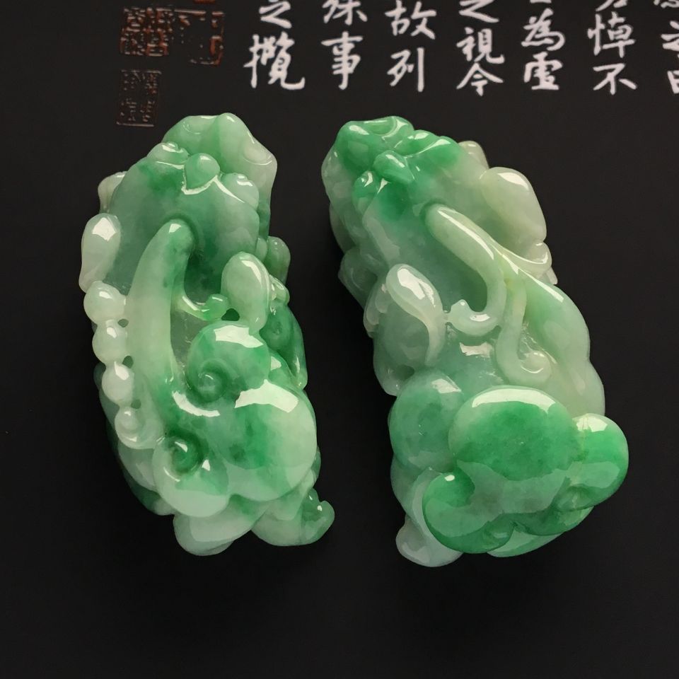 糯冰种飘翠貔貅挂件一对走