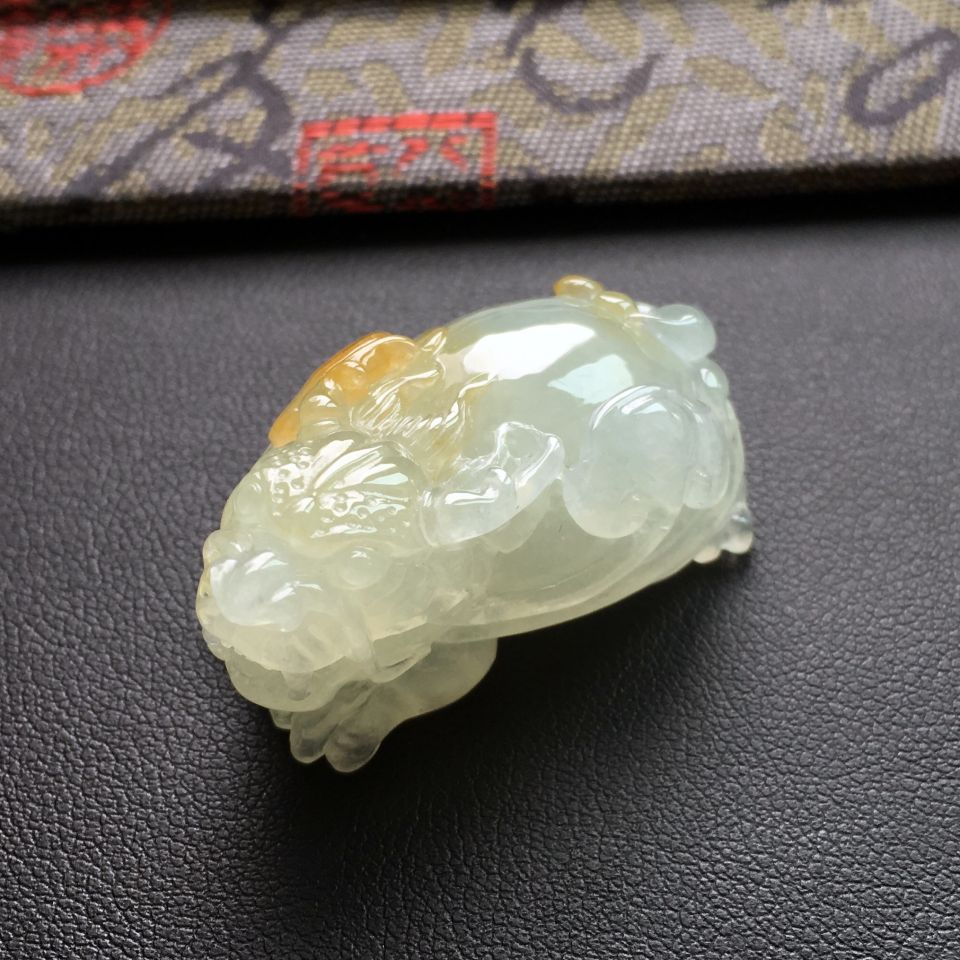 糯冰种飘黄翡龙龟挂件