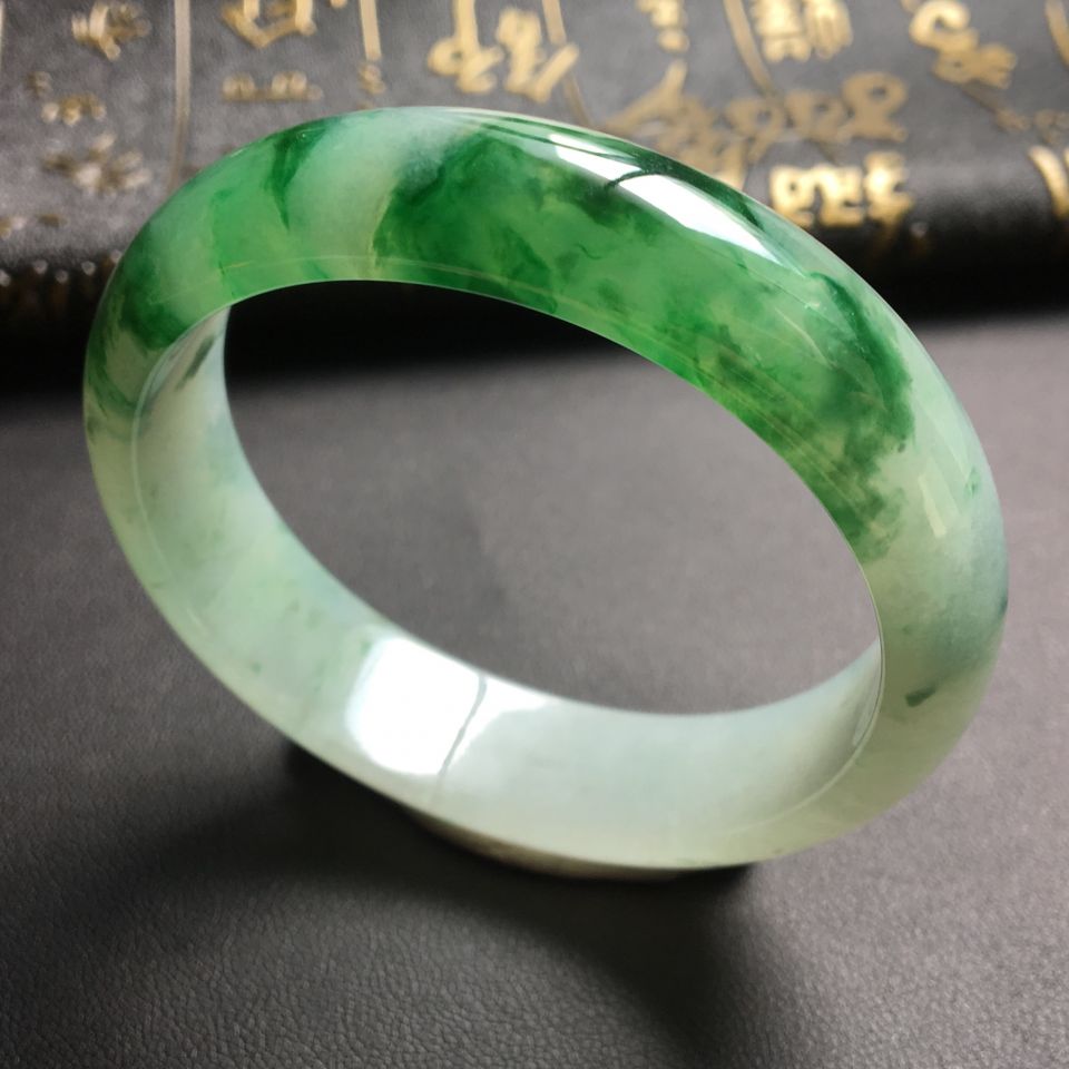 糯冰种飘绿花贵妃镯(52.5mm-49mm)