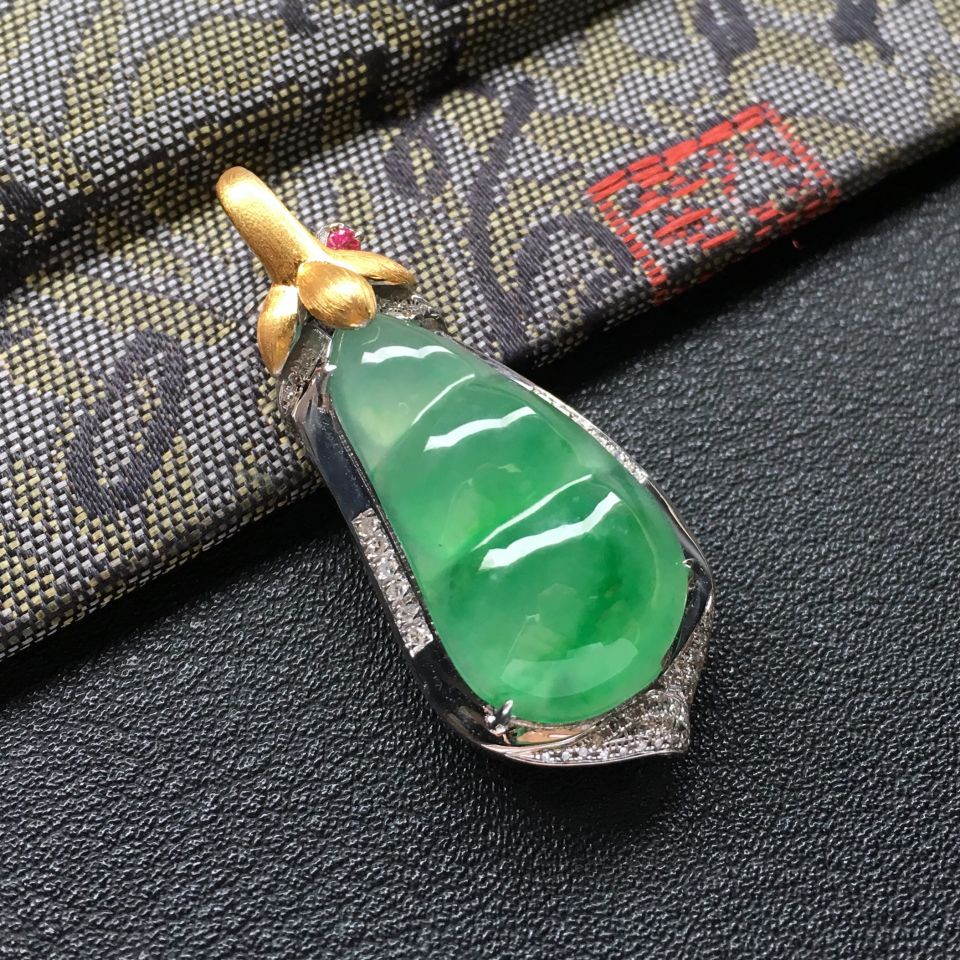 冰种飘翠镶白金钻石四季豆胸坠