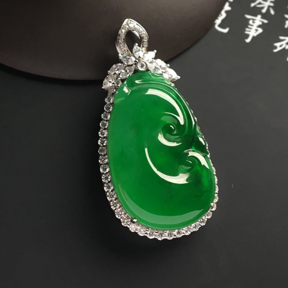 镶白金钻石冰种翠色如意胸坠