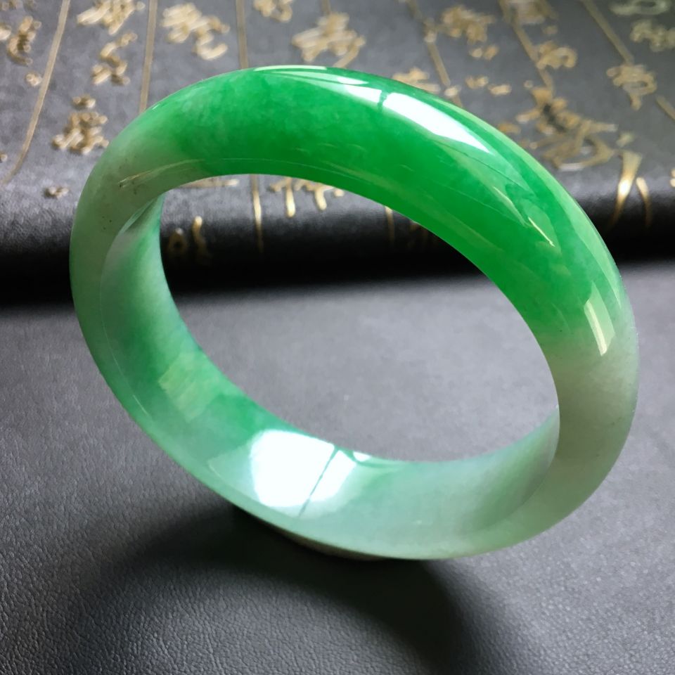 糯冰种阳绿手镯(58.2mm)