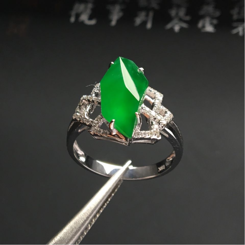 镶白金钻石冰种翠色戒指
