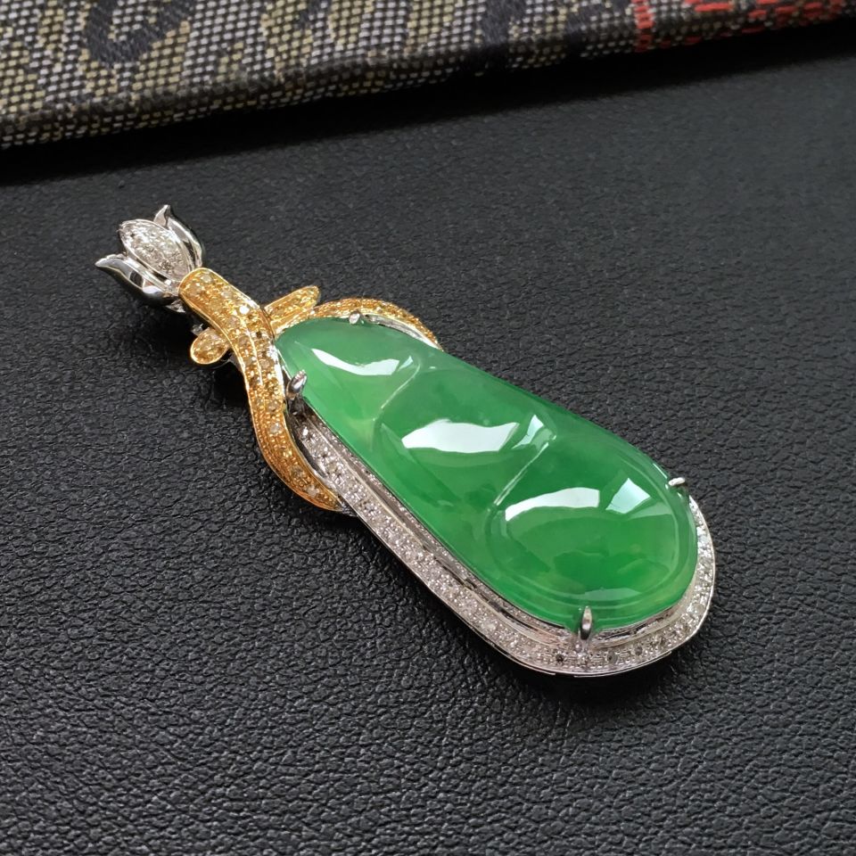 冰种翠色镶白金钻石四季豆胸坠