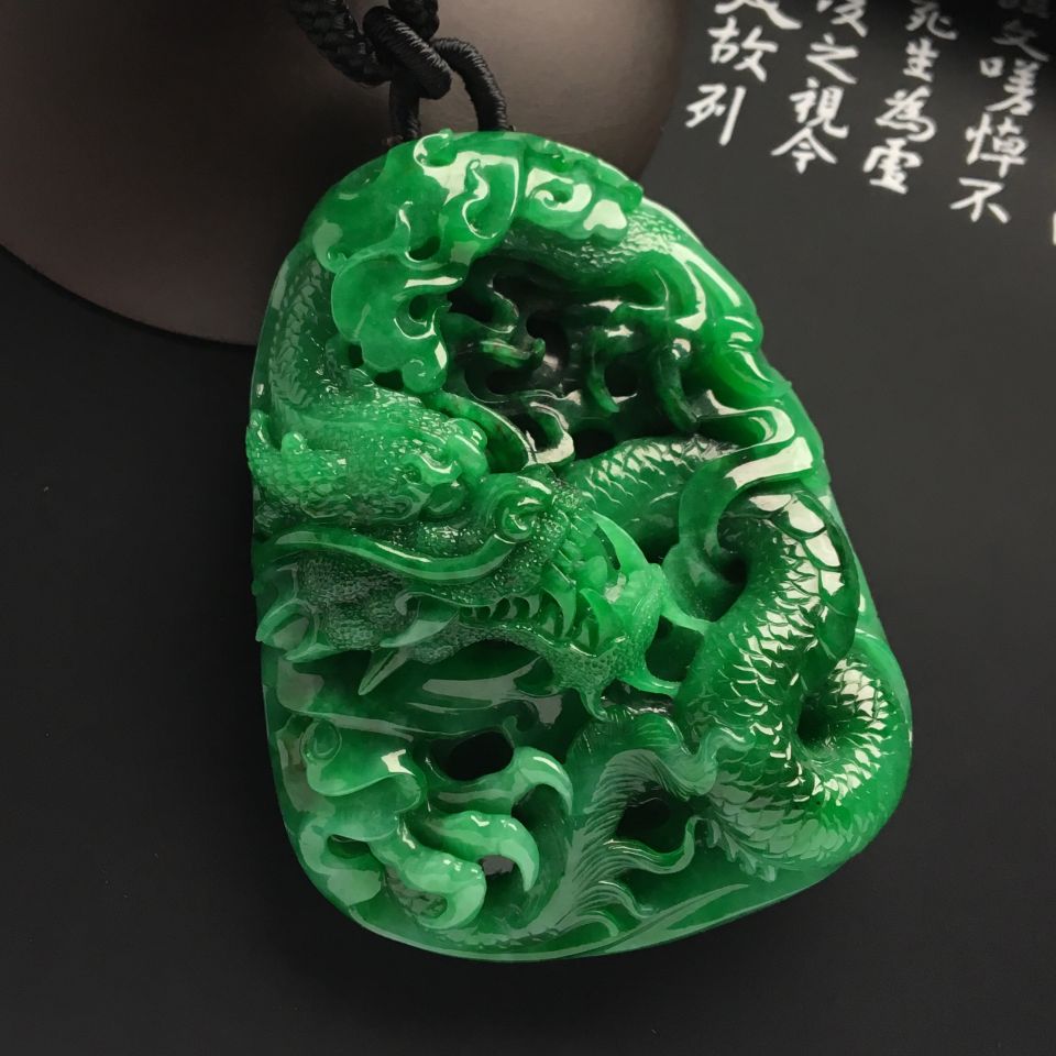 糯冰种翠色龙牌挂件
