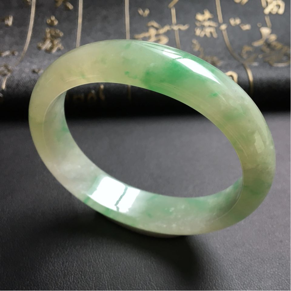 糯冰种飘翠贵妃镯(55.5mm-48.2mm)