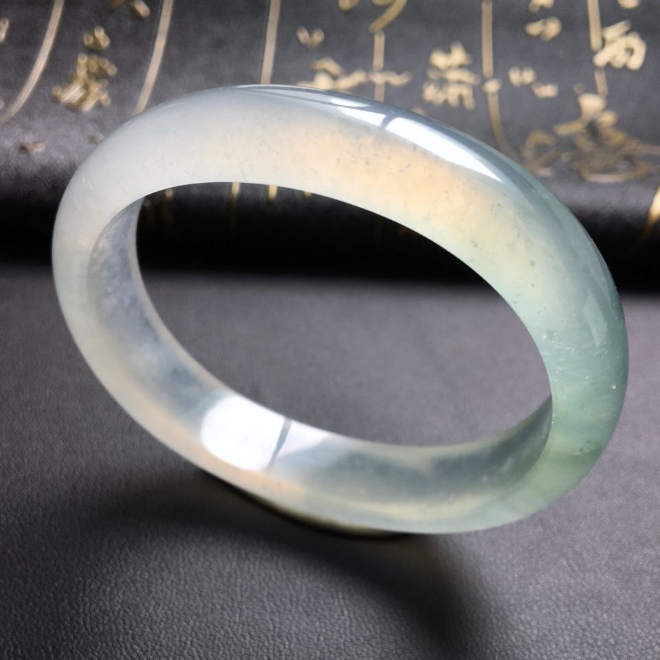 冰种晴水略飘花贵妃镯(53.6mm-45.5mm)