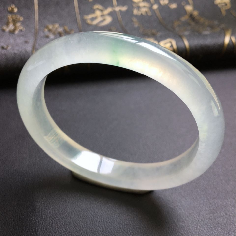 冰种略飘绿花贵妃镯(52mm-45.5mm)