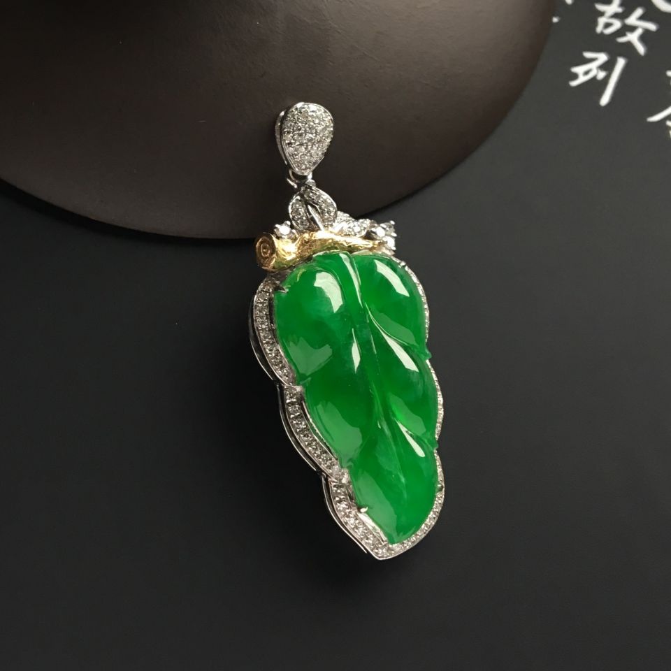 镶彩金钻石冰种翠色玉叶胸坠