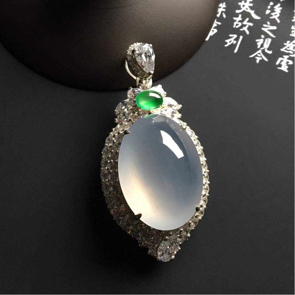 冰种淡晴水胸坠面
