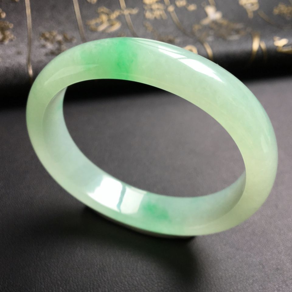 糯冰种飘翠贵妃镯(54mm-46mm)