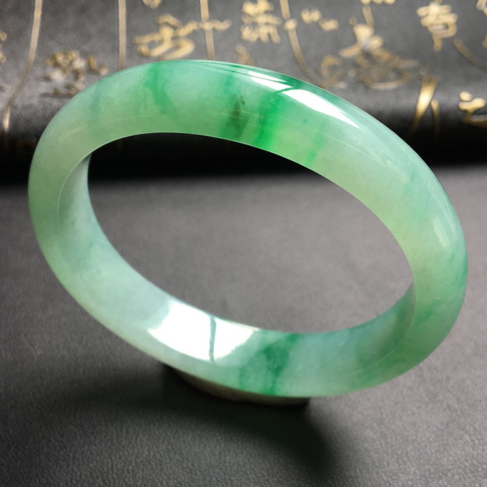 糯冰种飘翠贵妃镯(53.2mm-45.3mm)