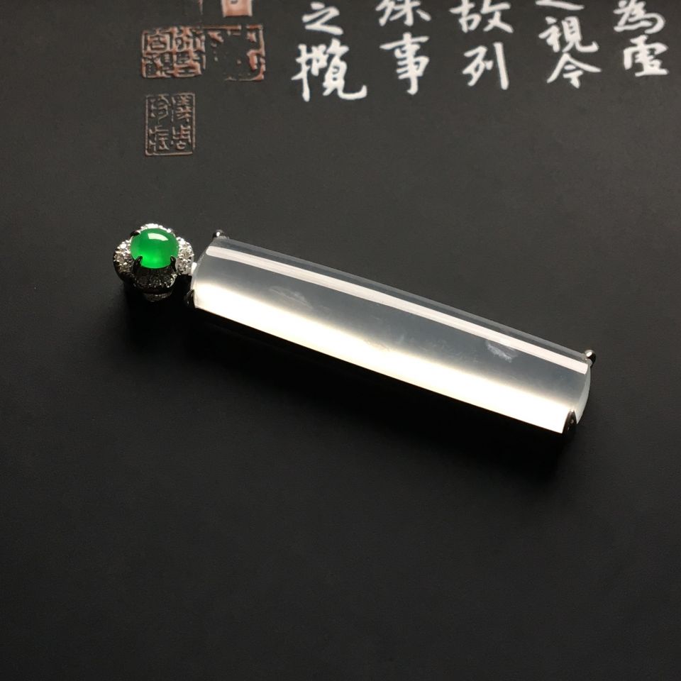 镶白金钻石冰种淡晴水胸坠