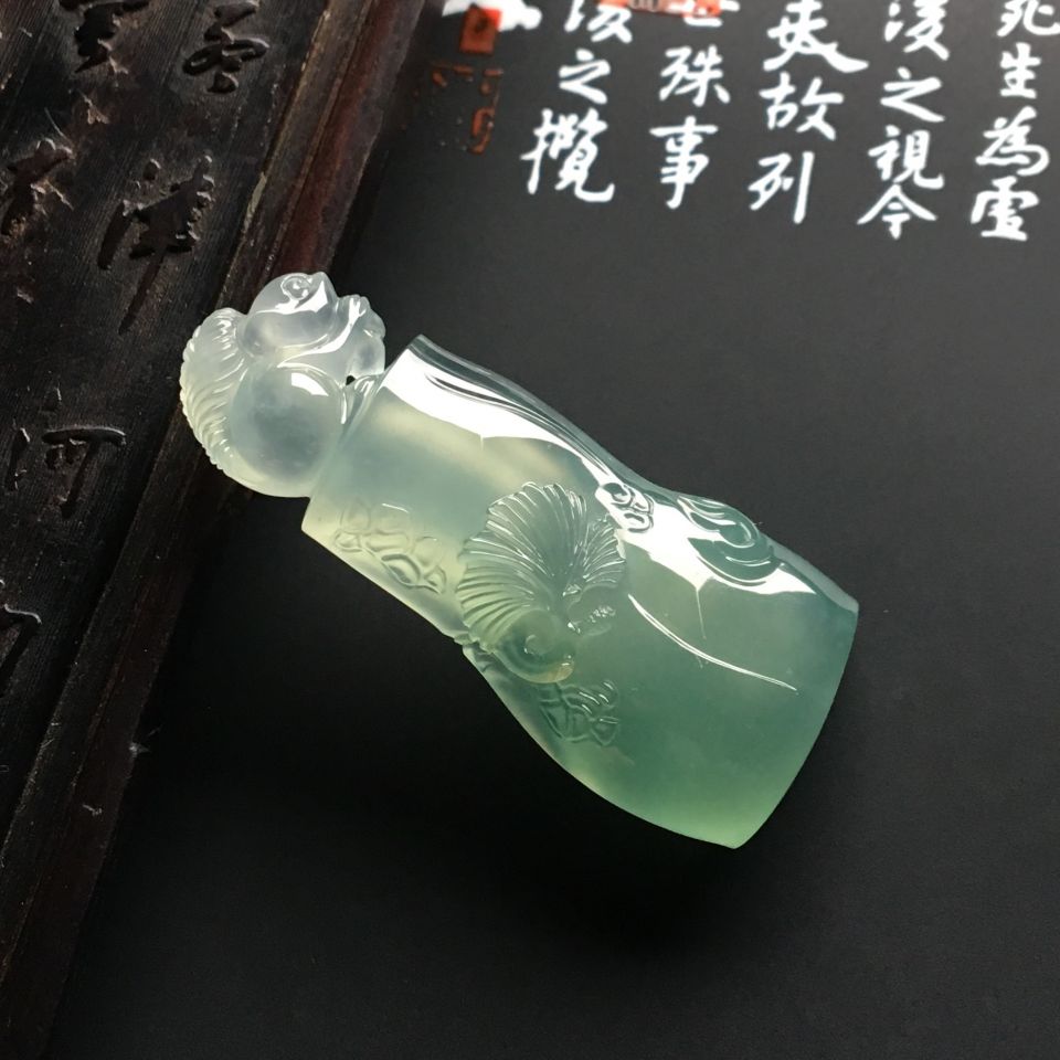 冰种飘花松鼠挂件