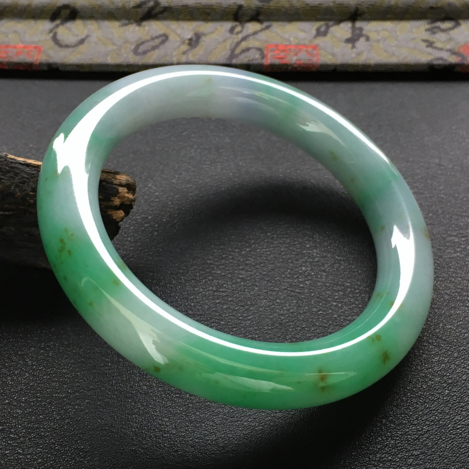 糯冰种飘翠略带洒金圆条手镯(55.7mm)