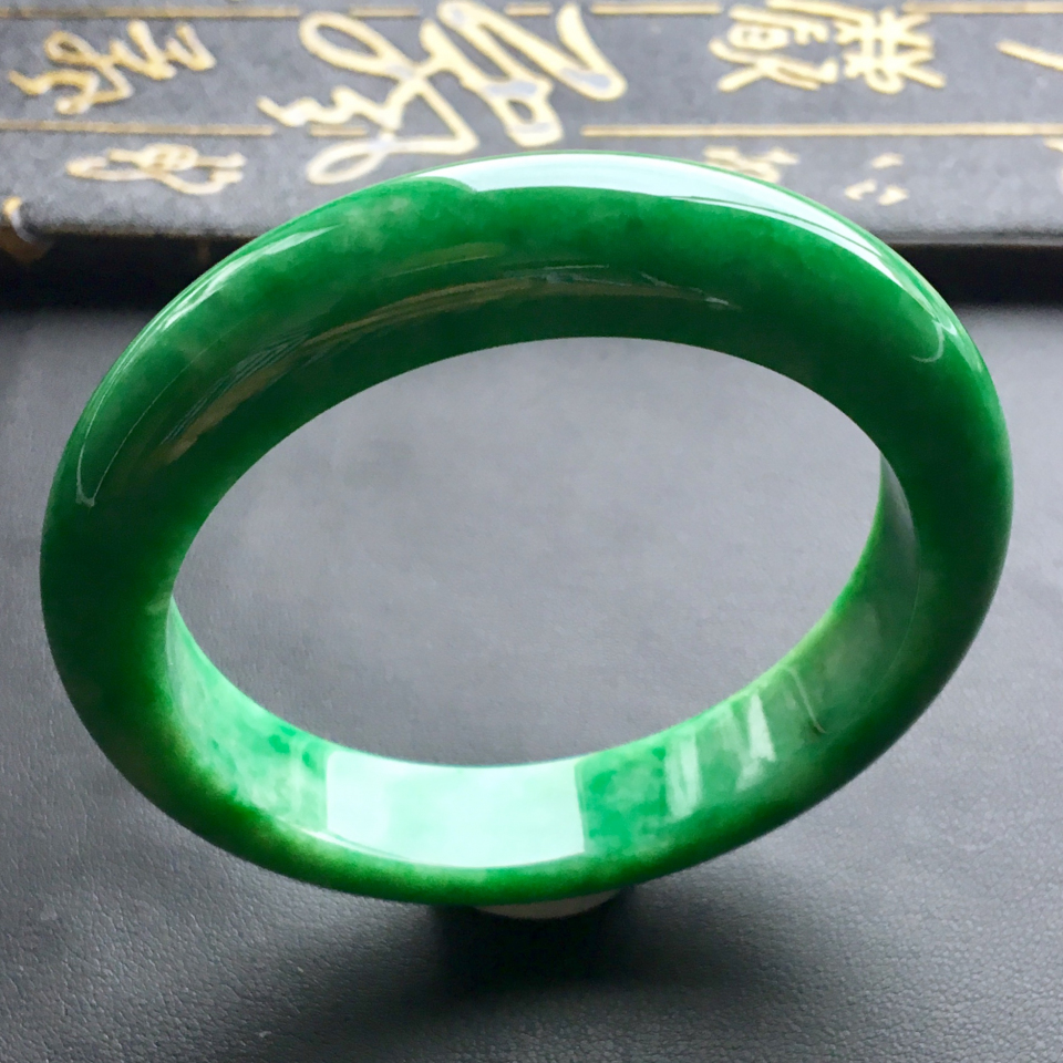 糯冰种阳绿手镯（55.6mm）