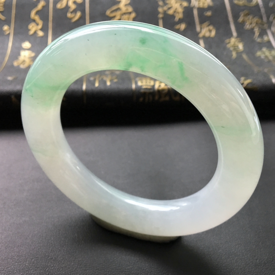 糯冰种飘绿花圆条手镯(55.8mm)