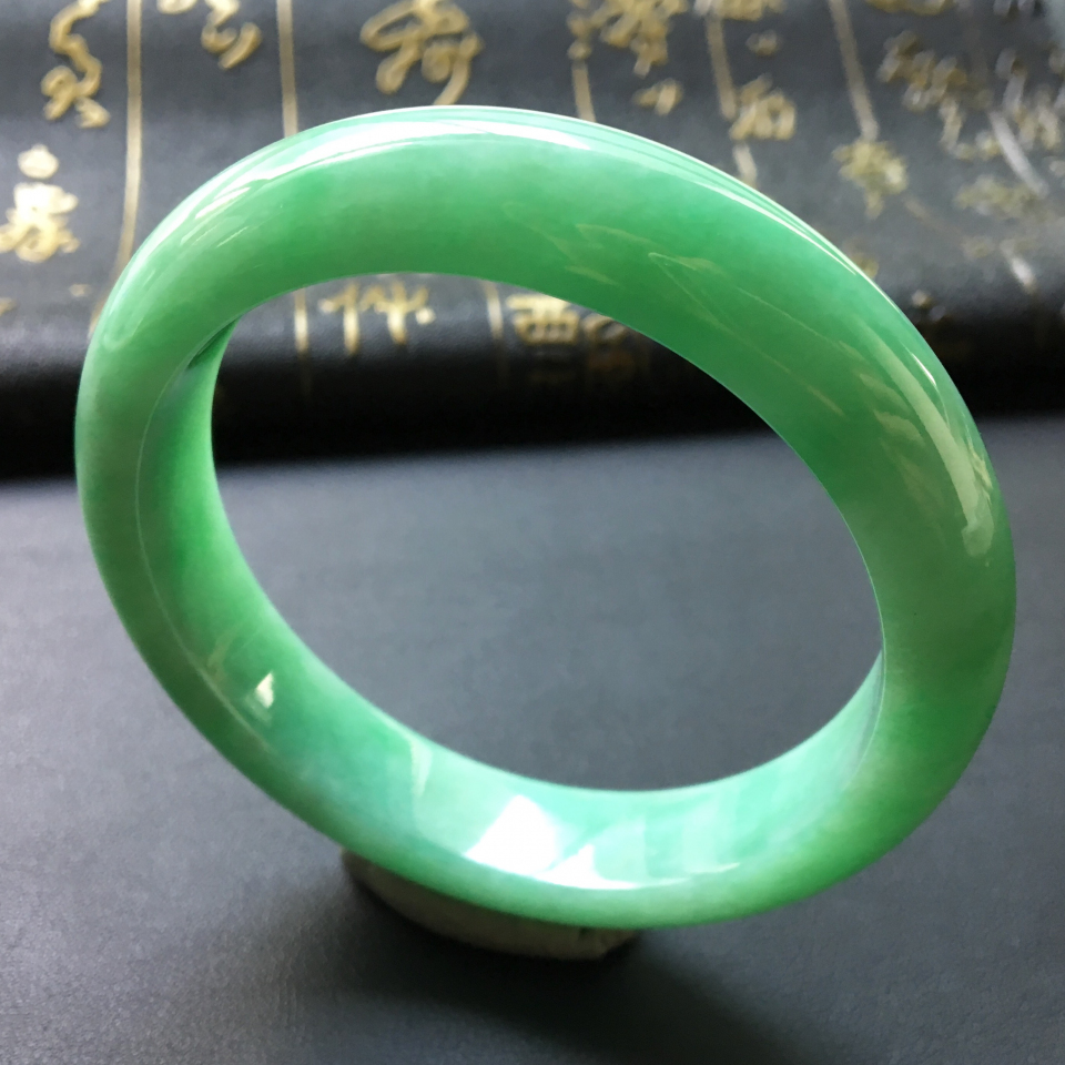 糯冰种豆绿手镯(58.2mm)