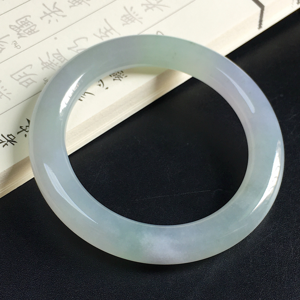 糯冰种淡春带彩圆条手镯（57.6mm）