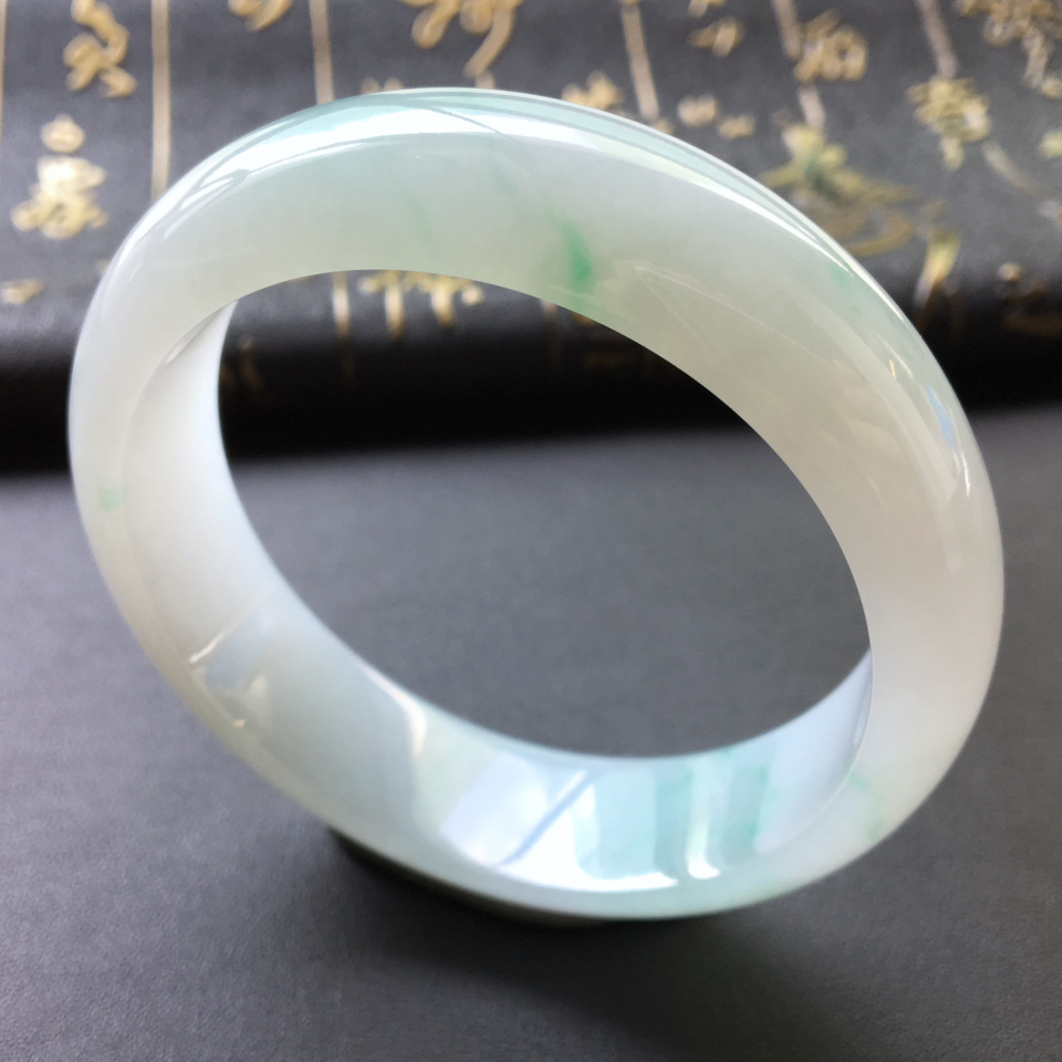 糯冰种略飘翠手镯(56.5mm)