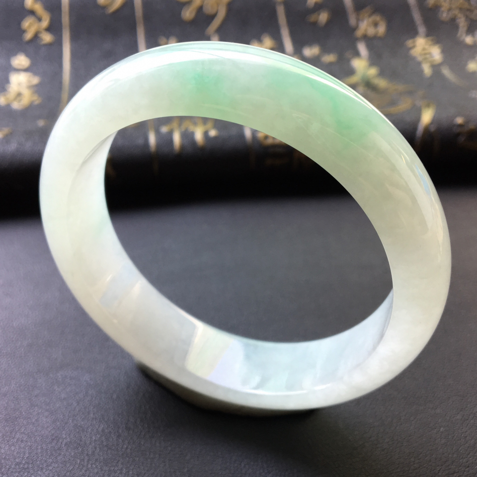 糯冰种略飘翠手镯(54mm)