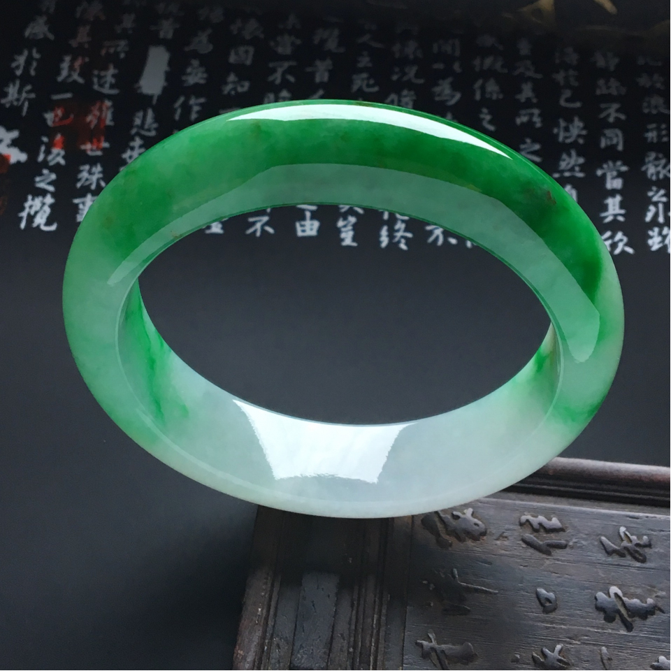 糯冰种飘阳绿手镯（56mm）