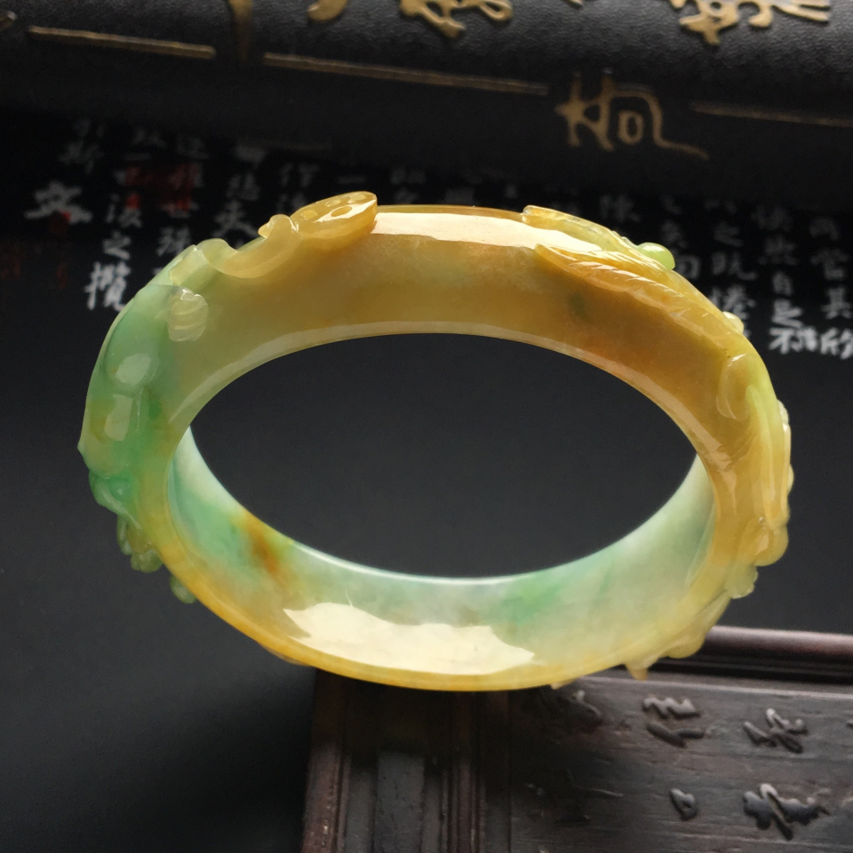 糯冰种淡黄加绿螭龙雕花贵妃镯（53mm-55mm）