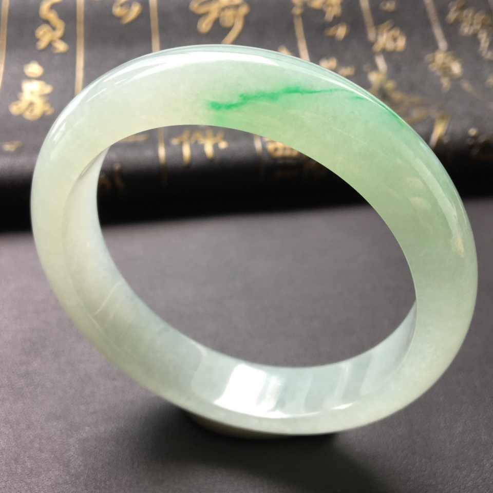 糯冰种略飘翠手镯(57mm)