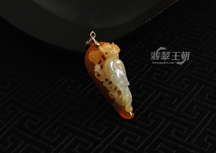 糯冰种黄翡缅甸翡翠龙挂件