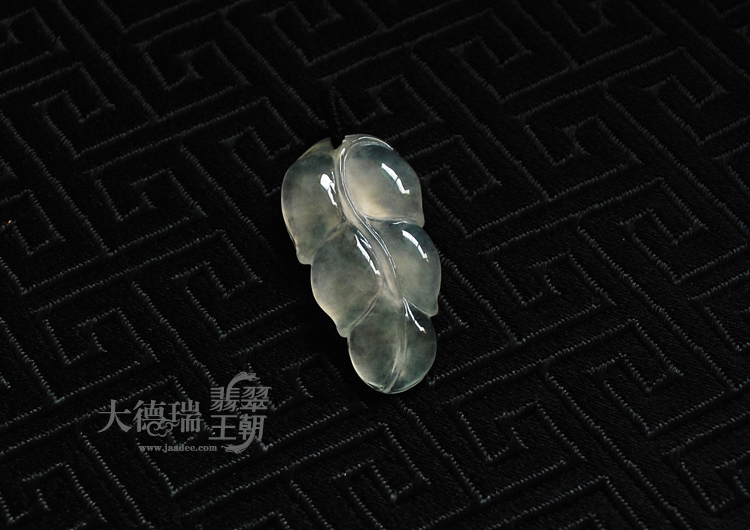 冰玻种缅甸翡翠叶子挂件
