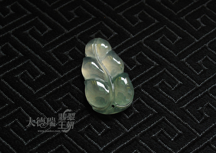 冰玻种缅甸翡翠叶子挂件
