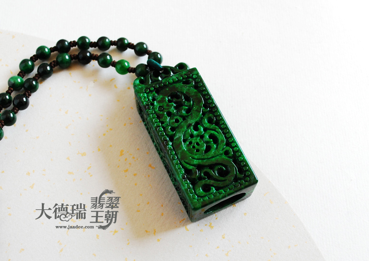细糯种浓绿缅甸翡翠龙桂挂件