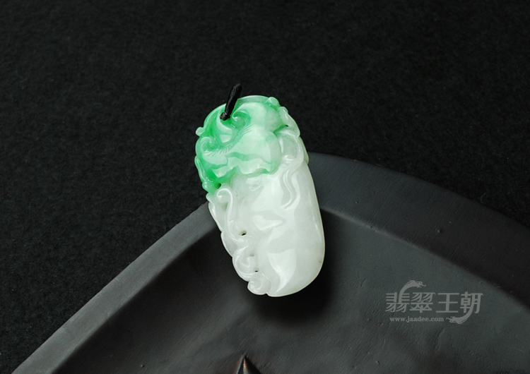 细糯种翠色缅甸翡翠如意四季豆挂件