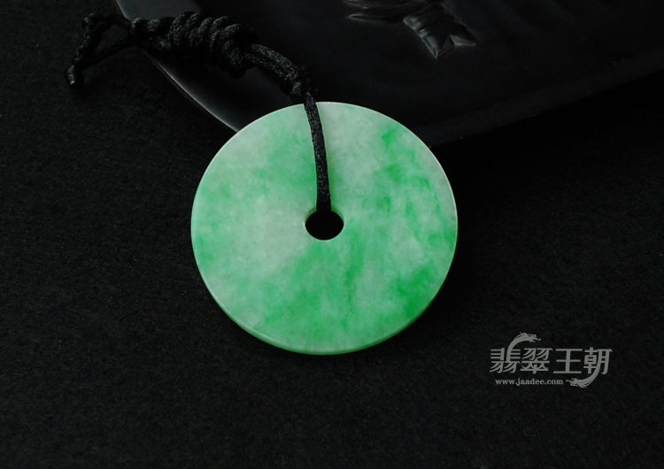 糯冰种翠色缅甸翡翠玉璧挂件