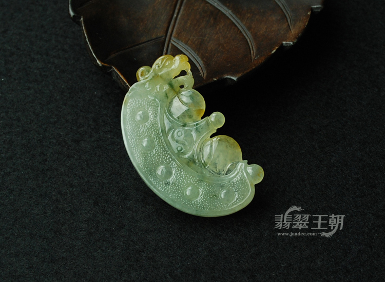 糯冰种黄翡飘花缅甸翡翠仿古龙牌挂件