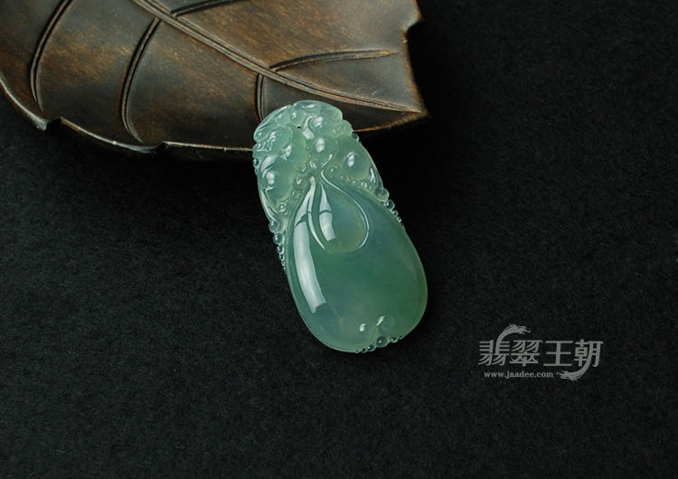 冰种晴水缅甸翡翠瑞兽挂件