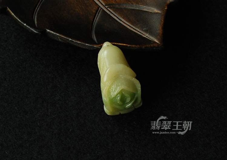 细糯种淡黄加绿缅甸翡翠白菜挂件