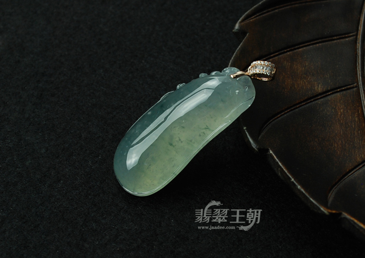 冰玻种飘花缅甸翡翠福瓜挂件